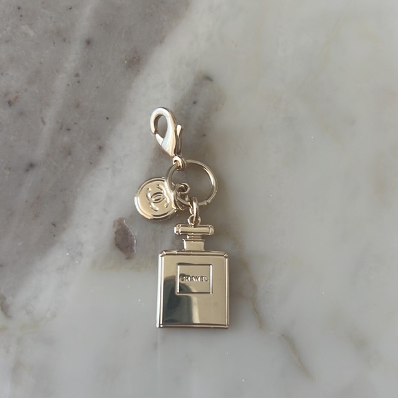Chanel Charm GOLD TONE - Picture 1 of 2